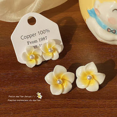 حلق للصيف وردة بيضاء وصفراء بفص لؤلؤ – ستايل رقيق