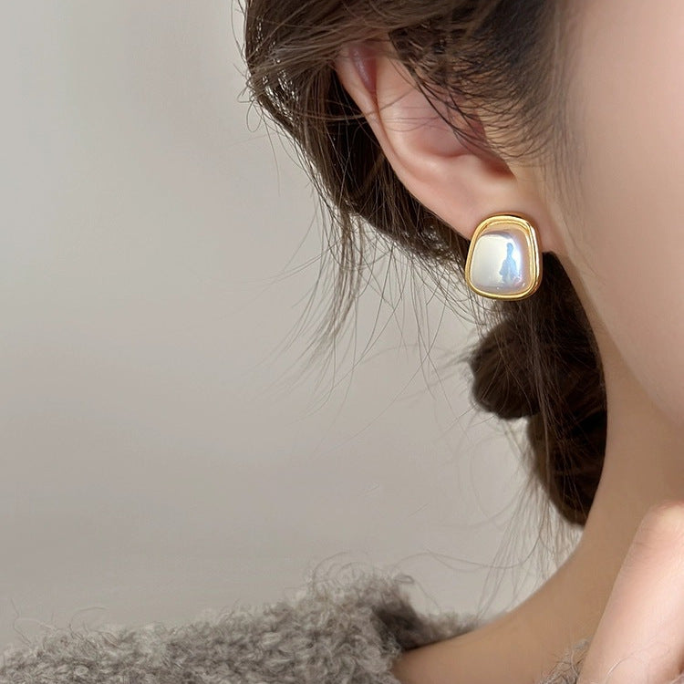 حلق نسائي مربع لؤلؤي مطلي بماء الذهب – تصميم عصري أنيق