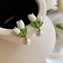 حلق ورد التوليب الأبيض مع لؤلؤة أنيقة – إطلالة ناعمة ورومانسية