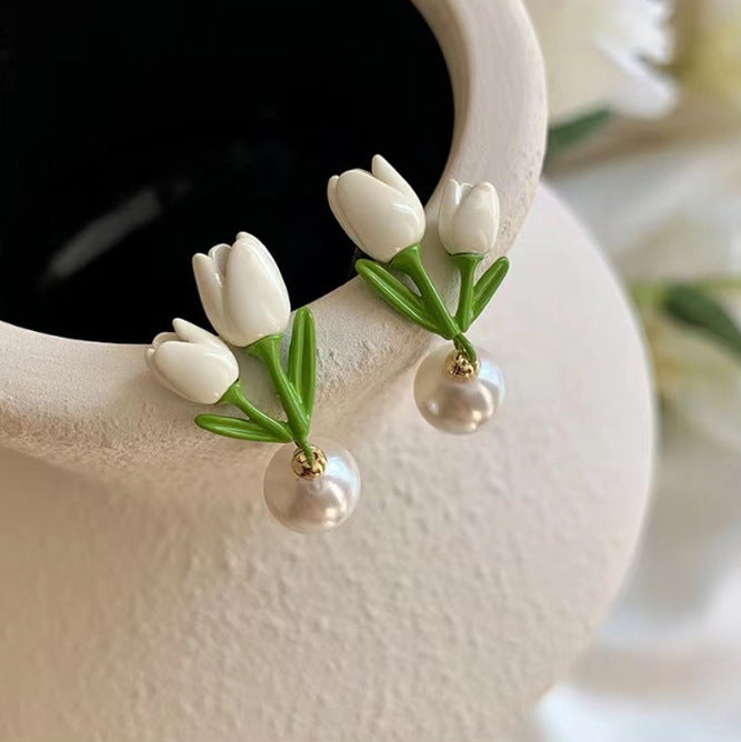 حلق ورد التوليب الأبيض مع لؤلؤة أنيقة – إطلالة ناعمة ورومانسية