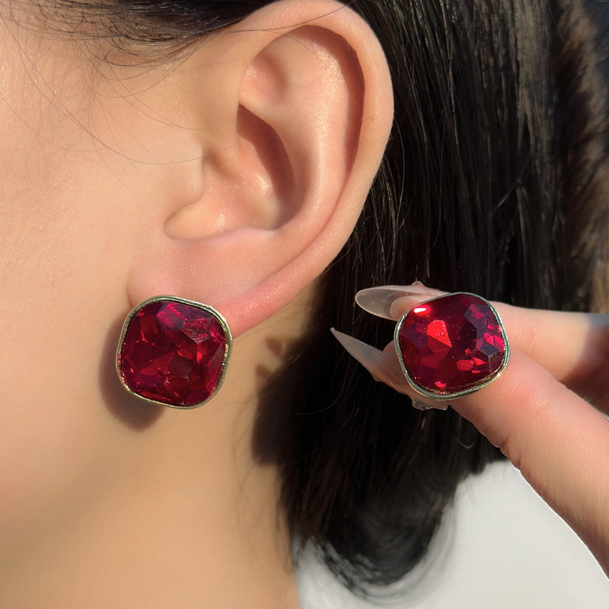 حلق أذن مربع بحجر أحمر عميق – تصميم فخم بلمسة كلاسيكية