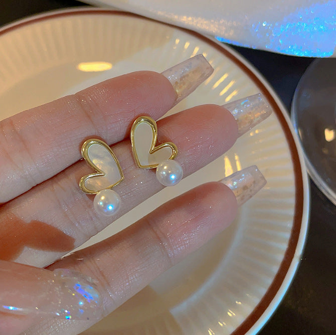 حلق قلب لؤلؤي ذهبي – أناقة بسيطة ولمسة رومانسية