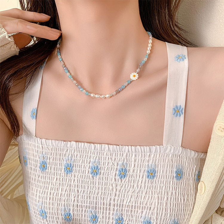 طقم سلسلة وانسيال خرز أزرق وأبيض مع وردة ديزي