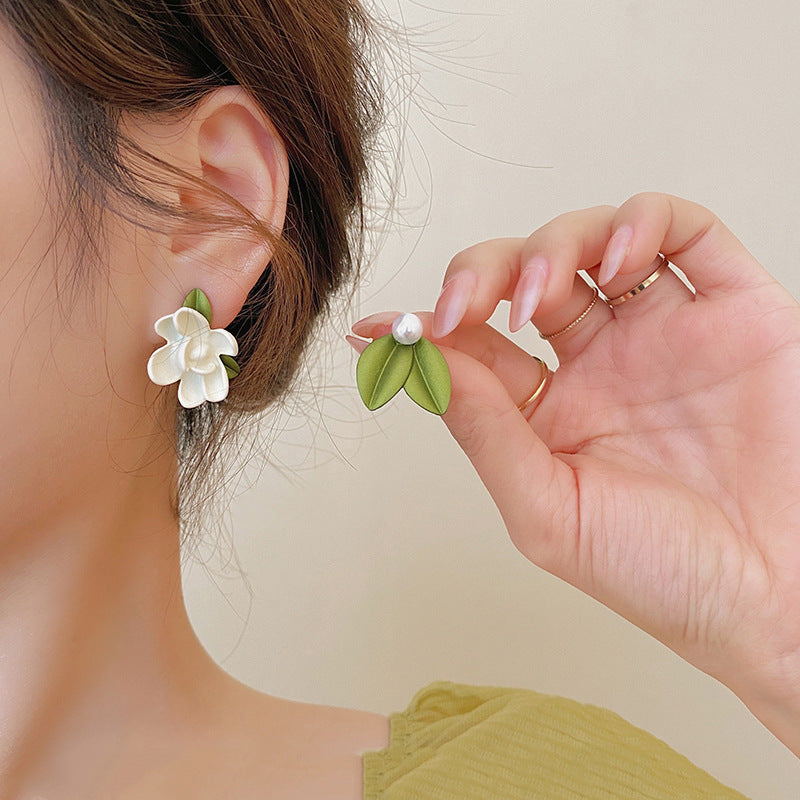 حلق بناتي وردة بيضاء مع ورق أخضر وفص لؤلؤ