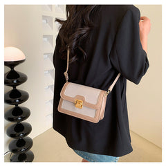 شنطة كروس جلد بتصميم أنيق بقفل ذهبي