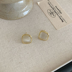 حلق أذن مربع بإطار ذهبي وحجر أبيض ناعم – أناقة مينيمال راقية