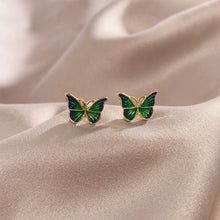 حلق نسائي بتصميم فراشة ملون – إكسسوار عصري أنيق لكل المناسبات