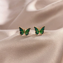 حلق نسائي بتصميم فراشة ملون – إكسسوار عصري أنيق لكل المناسبات