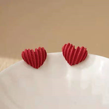 حلق قلب أحمر قطيفة مخملي – لمسة رومانسية ناعمة لكل يوم