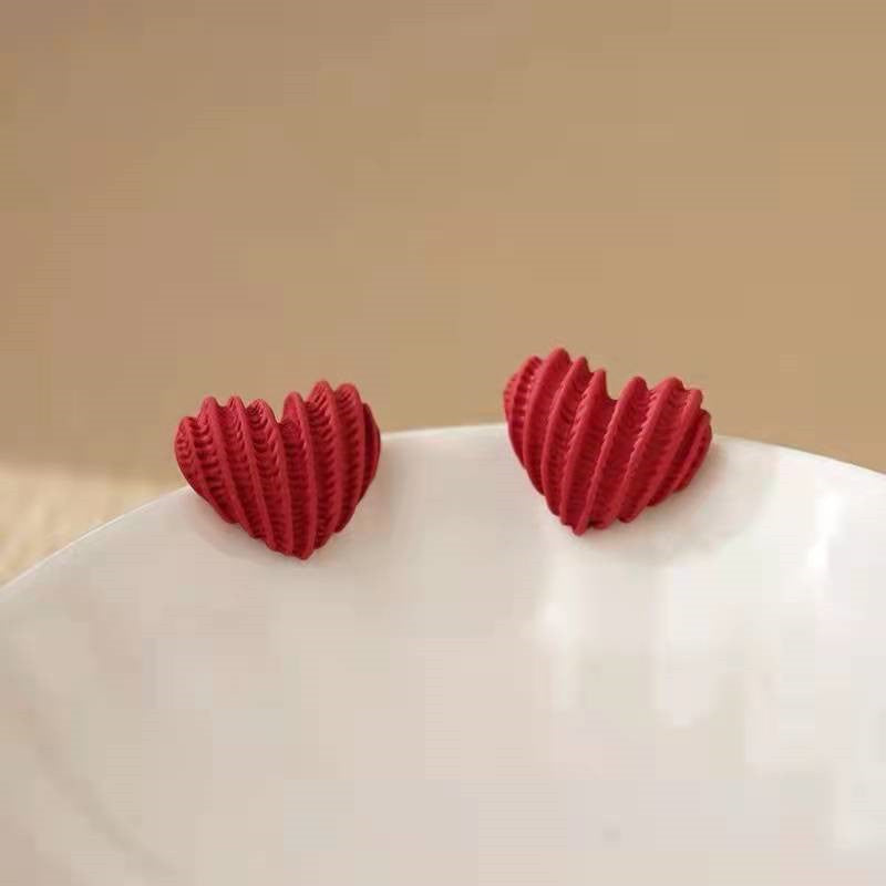 حلق قلب أحمر قطيفة مخملي – لمسة رومانسية ناعمة لكل يوم