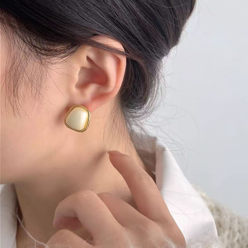 حلق نسائي مربع لؤلؤي مطلي بماء الذهب – تصميم عصري أنيق