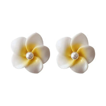 حلق للصيف وردة بيضاء وصفراء بفص لؤلؤ – ستايل رقيق