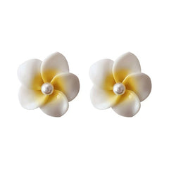 حلق للصيف وردة بيضاء وصفراء بفص لؤلؤ – ستايل رقيق