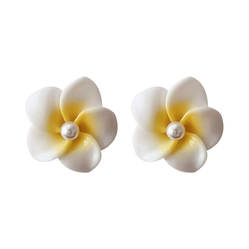 حلق للصيف وردة بيضاء وصفراء بفص لؤلؤ – ستايل رقيق