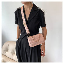 شنطة كروس بودي مبطنة بسلسلة – تصميم عصري أنيق