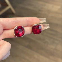 حلق أذن مربع بحجر أحمر عميق – تصميم فخم بلمسة كلاسيكية