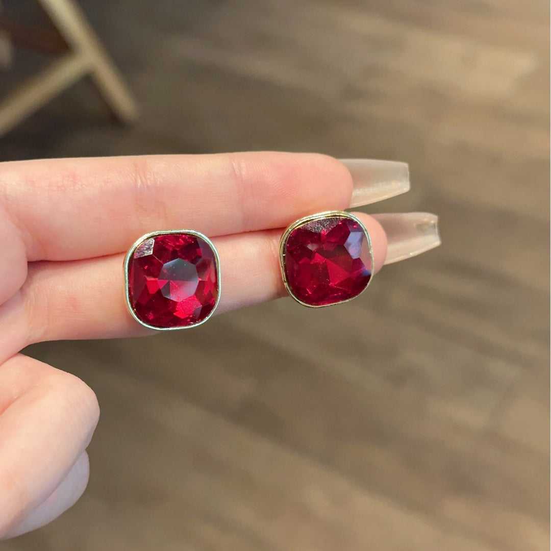 حلق أذن مربع بحجر أحمر عميق – تصميم فخم بلمسة كلاسيكية