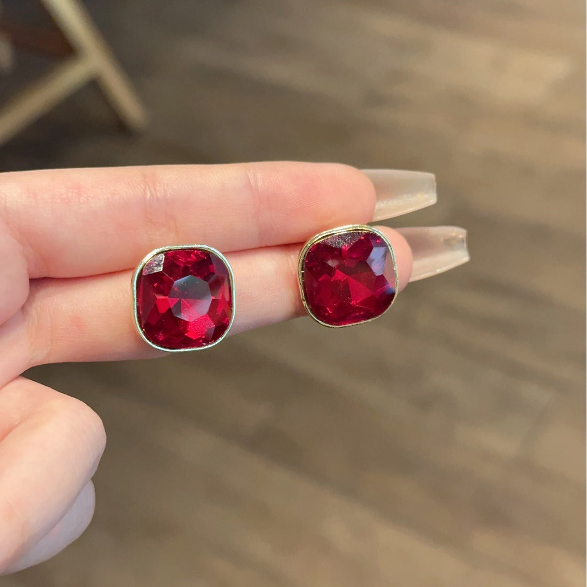 حلق أذن مربع بحجر أحمر عميق – تصميم فخم بلمسة كلاسيكية