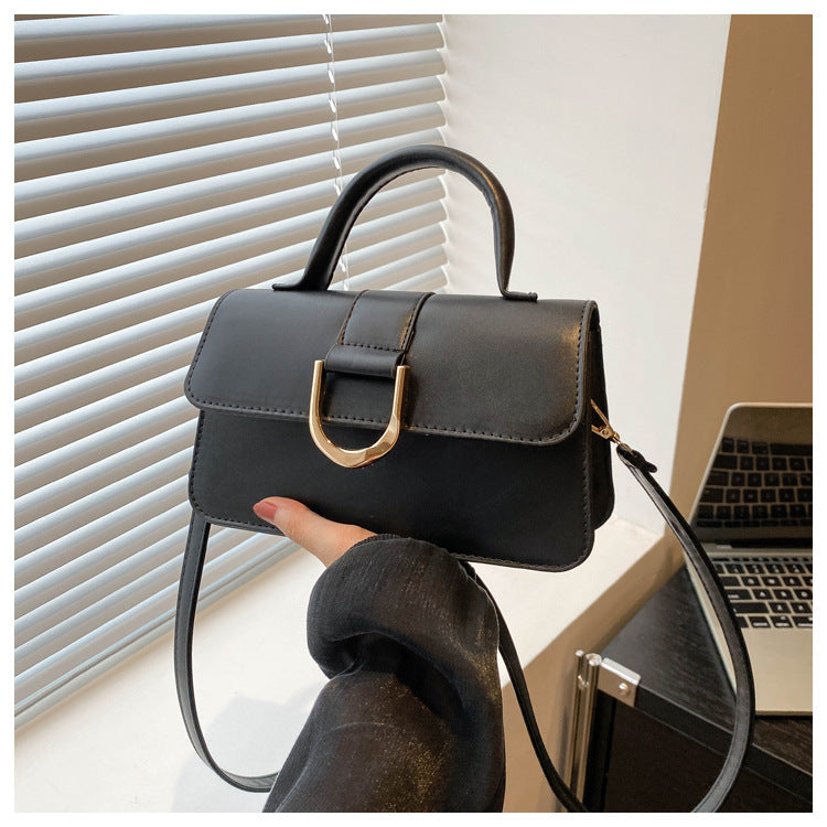 شنطة كروس بودي جلد صناعي أنيقة بقفل U ذهبي