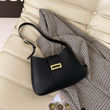 شنطة كتف جلد أنيقة بقفل ذهبي مستطيل