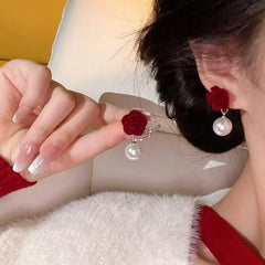 حلق بتصميم وردة بفص لؤلؤ راقي – استايل كلاسيك