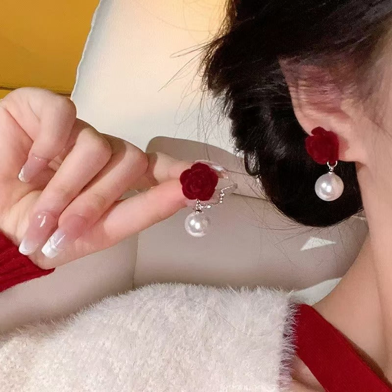 حلق بتصميم وردة بفص لؤلؤ راقي – استايل كلاسيك