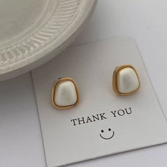 حلق نسائي مربع لؤلؤي مطلي بماء الذهب – تصميم عصري أنيق