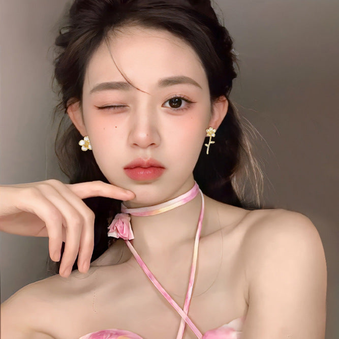 حلق ذهبي بتصميم فني مفرغ