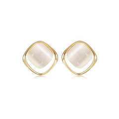 حلق أذن مربع بإطار ذهبي وحجر أبيض ناعم – أناقة مينيمال راقية