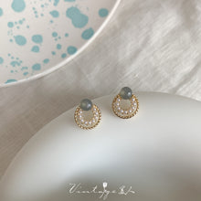 أقراط ذهبية دائرية مزينة بلؤلؤ مع حجر رمادي أنيق للنساء