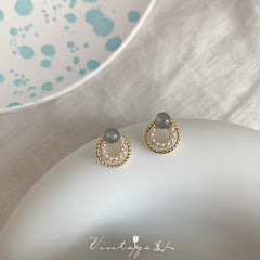 أقراط ذهبية دائرية مزينة بلؤلؤ مع حجر رمادي أنيق للنساء