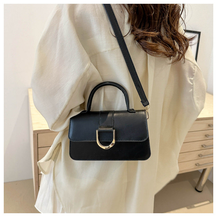 شنطة كروس بودي جلد صناعي أنيقة بقفل U ذهبي