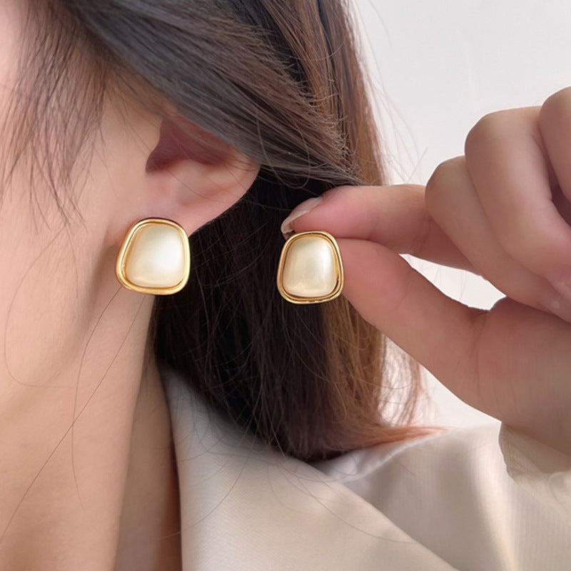 حلق نسائي مربع لؤلؤي مطلي بماء الذهب – تصميم عصري أنيق