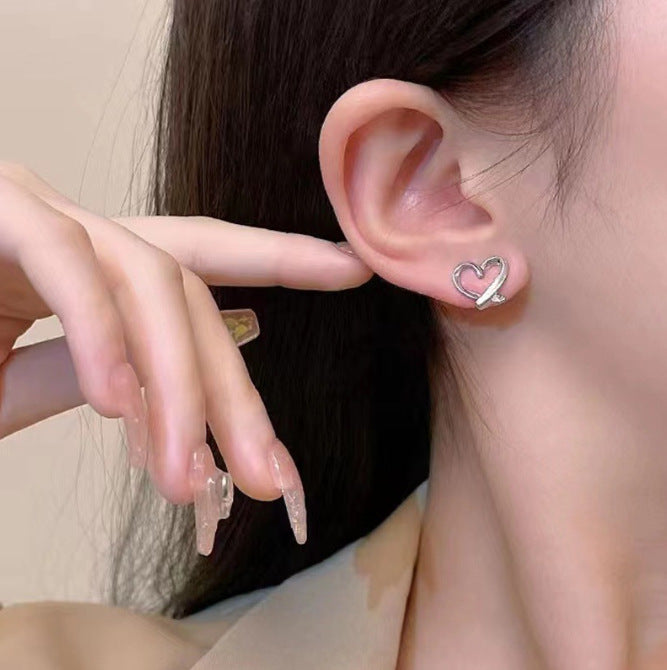 حلق قلب فضي مفتوح – أناقة بسيطة وستايل راقي