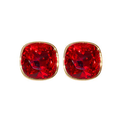 حلق أذن مربع بحجر أحمر عميق – تصميم فخم بلمسة كلاسيكية