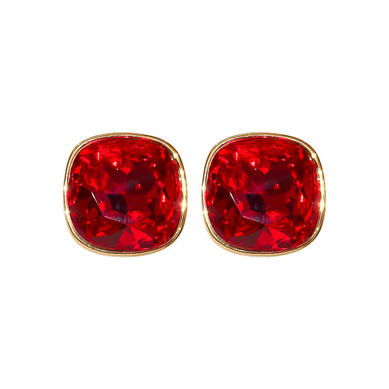 حلق أذن مربع بحجر أحمر عميق – تصميم فخم بلمسة كلاسيكية