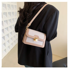 شنطة كروس جلد بتصميم أنيق بقفل ذهبي