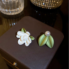 حلق بناتي وردة بيضاء مع ورق أخضر وفص لؤلؤ