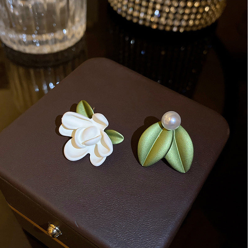 حلق بناتي وردة بيضاء مع ورق أخضر وفص لؤلؤ