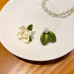 حلق بناتي وردة بيضاء مع ورق أخضر وفص لؤلؤ