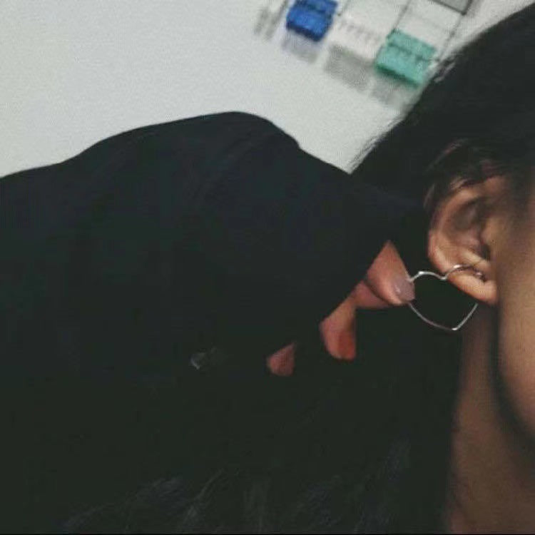 حلق هوب قلب معدني – بساطة عصرية تكمّل أي إطلالة