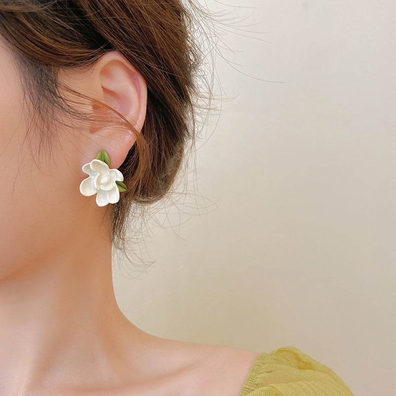 حلق بناتي وردة بيضاء مع ورق أخضر وفص لؤلؤ