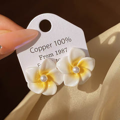 حلق للصيف وردة بيضاء وصفراء بفص لؤلؤ – ستايل رقيق