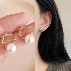 حلق ذهبي صغير دائري – عملي وبسيط