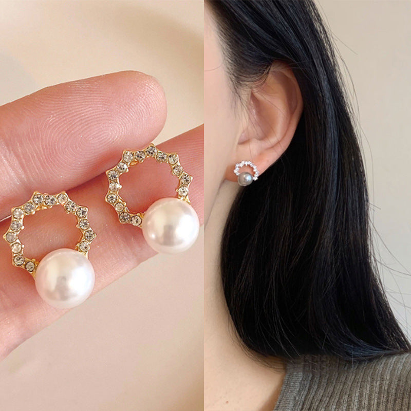 حلق ذهبي صغير دائري – عملي وبسيط