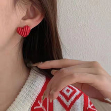 حلق قلب أحمر قطيفة مخملي – لمسة رومانسية ناعمة لكل يوم