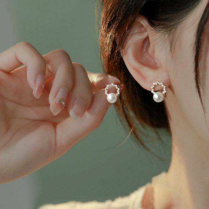 حلق ذهبي صغير دائري – عملي وبسيط