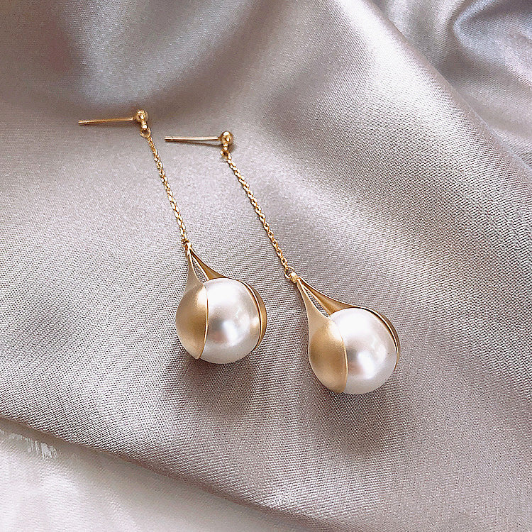 حلق لؤلؤ قطرة راقي للنساء – تصميم ذهبي أنيق