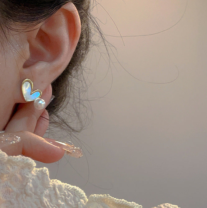 حلق قلب لؤلؤي ذهبي – أناقة بسيطة ولمسة رومانسية