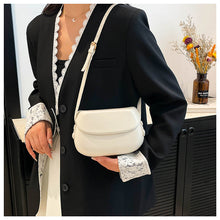 شنطة كروس ميني جلد ناعم بتصميم أنيق وعصري